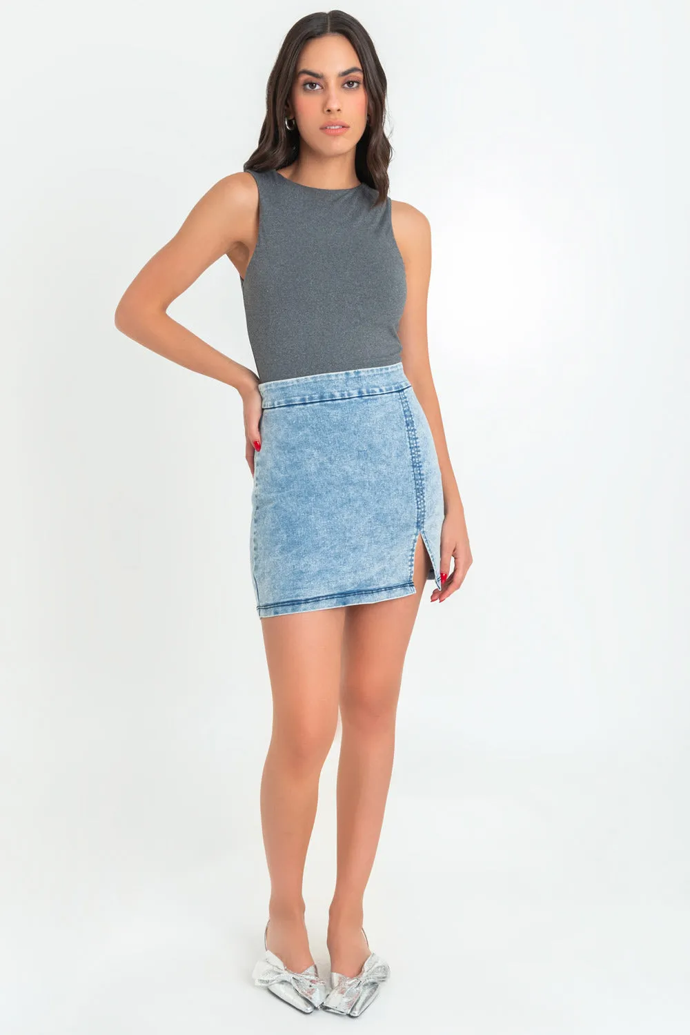 Falda corta ajustada acid denim con abertura