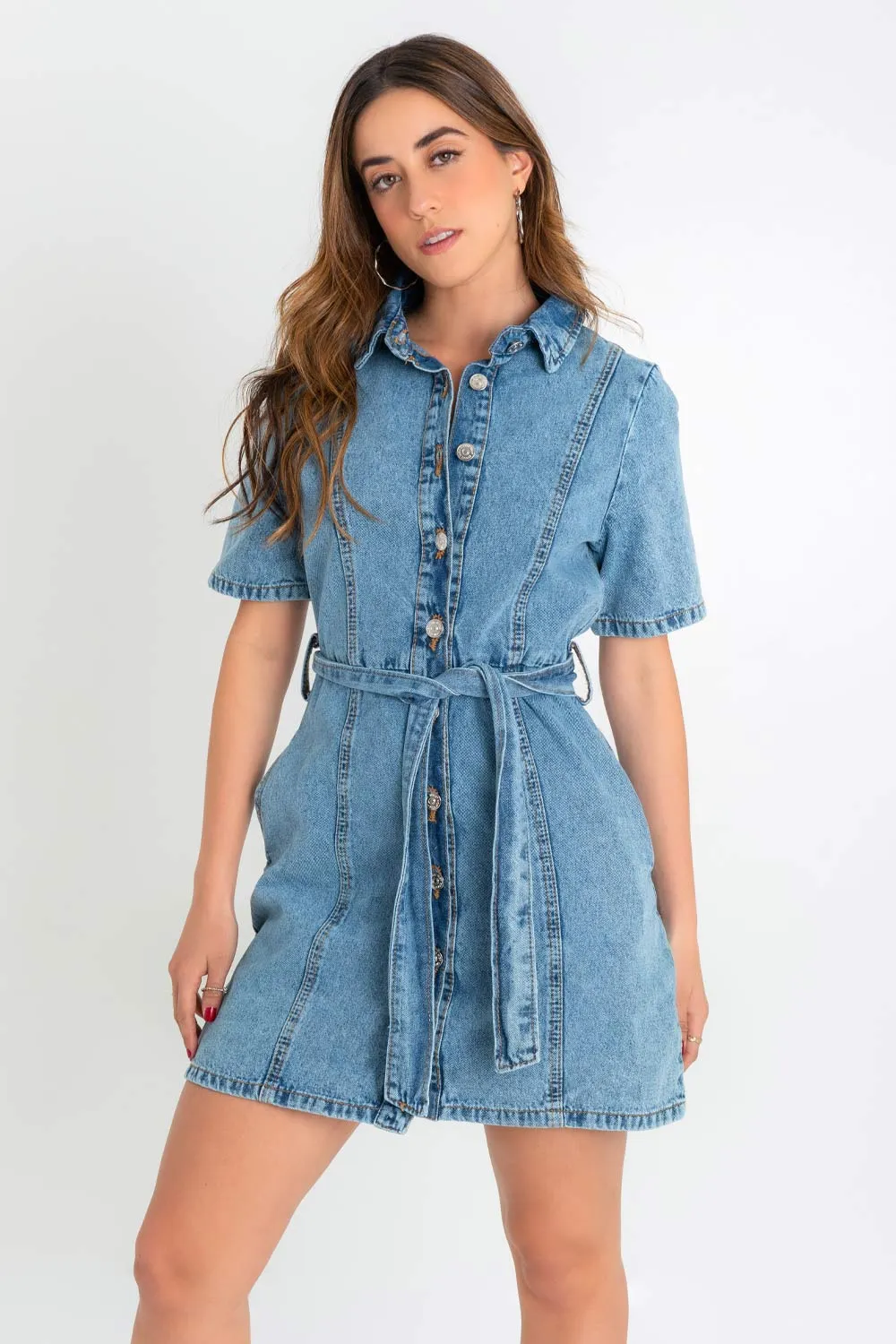 Vestido corto camisero de denim con cinturón