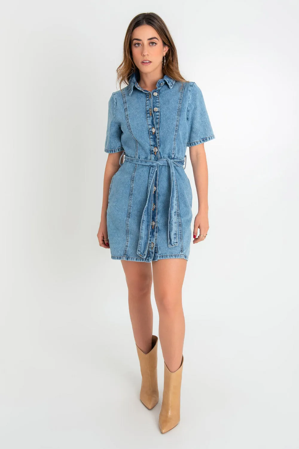 Vestido corto camisero de denim con cinturón